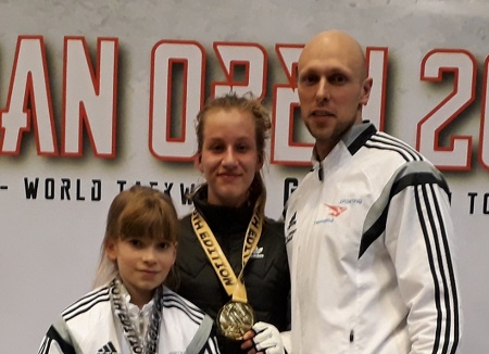 Trainer Eugen Kiefer freut sich mit Jill-Marie Beck und Emily Kunz. (Foto: Sporting Taekwondo)