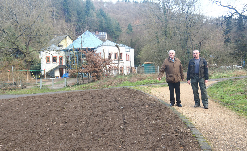 Bernhard Wiemer und Michael Schneider begutachten die Flche, die derzeit in eine Blumenwiese umgewandelt wird. Foto: Stadt Bendorf 
