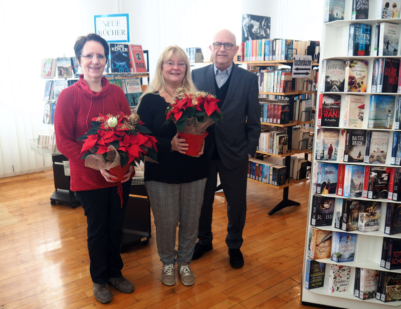 Brgermeister Michael Kessler berreichte Doris Hidde (Mitte) und Marlies Kirst stellvertretend fr alle Mitarbeiterinnen Weihnachtssterne als Dankeschn. Foto: Stadt Bendorf
