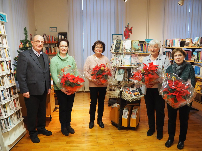 Brgermeister Michael Kessler berreichte den ehrenamtlichen Mitarbeiterinnen der Bcherei Weihnachtssterne als Dankeschn. Foto: Privat