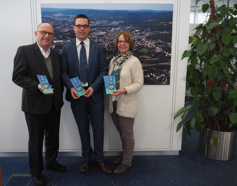 Brgermeister Michael Kessler, Thomas Kremer und Margret Heinrich stellen den neuen Flyer vor. Foto: Privat