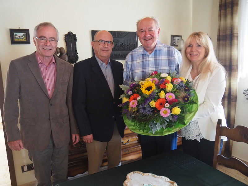 Peter Kirst, Michael Kessler und Gabriele Zils (v.l.n.r.) gratulierten Bernhard Wiemer zu seinem Ehrentag. Foto: Stadt Bendorf
