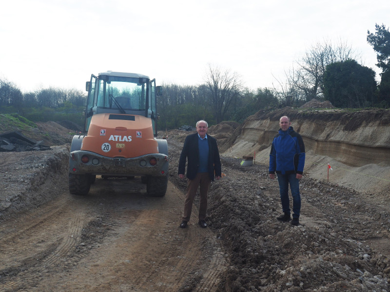 Erster Beigeordneter Bernhard Wiemer und Wassermeister Dirk Schade sind zufrieden mit dem Verlauf der Baumanahmen im Baugebiet Bendorf Sd III. Foto: Stadt Bendorf
