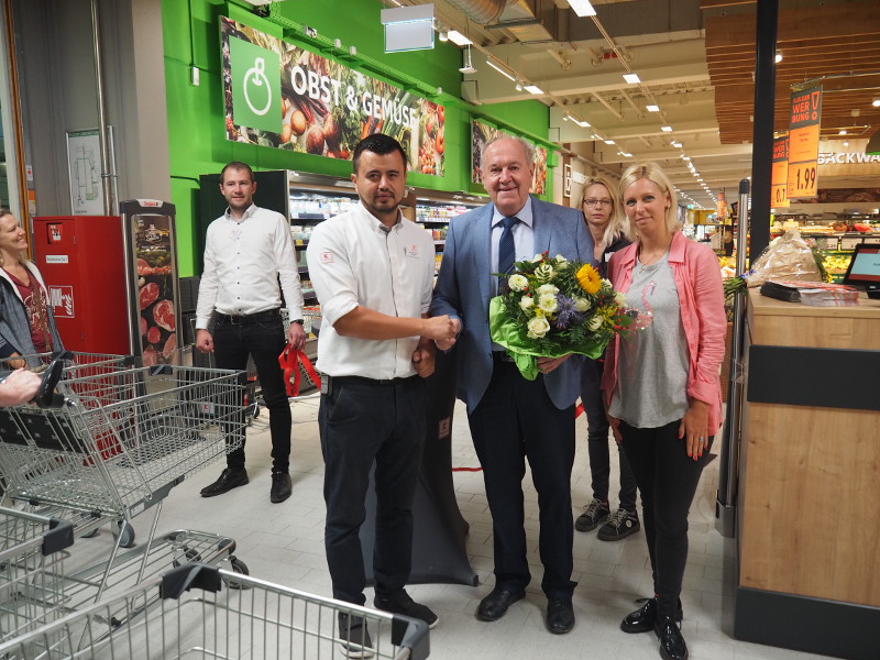 Filialleiter Alexander Bambuch wurde vom Beigeordneten Bernhard Wiemer und Celina Klingenberg von der Wirtschaftsfrderung zur gelungenen Modernisierung beglckwnscht. Foto: Stadt Bendorf 