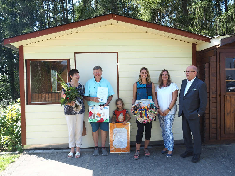 Brgermeister Kessler und Jessica Kantz bedankten sich bei Josef Zils und seiner Familie fr den Einsatz. Foto: Stadt Bendorf