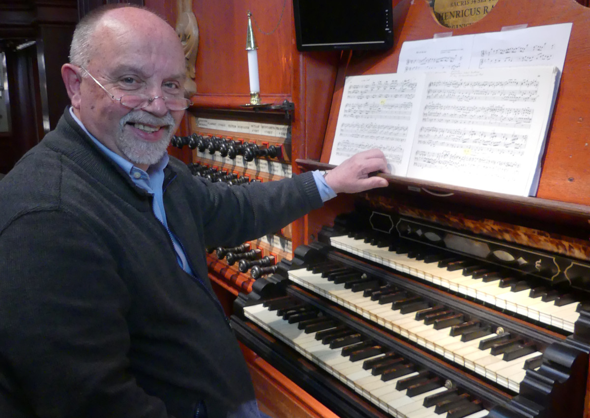 Gisbert Wst rckt bei seinem Orgelprogramm das beliebte Kirchenlied "Groer Gott, wir loben dich" in den Mittelpunkt. (Foto: Guido Lacher)