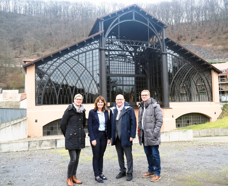 Mechthild Heil (2.v.l.) lie sich von Steffi Zurmhlen, Michael Kessler und Werner Prmm ber das Denkmalareal Sayner Htte fhren. Foto: Stadt Bendorf
