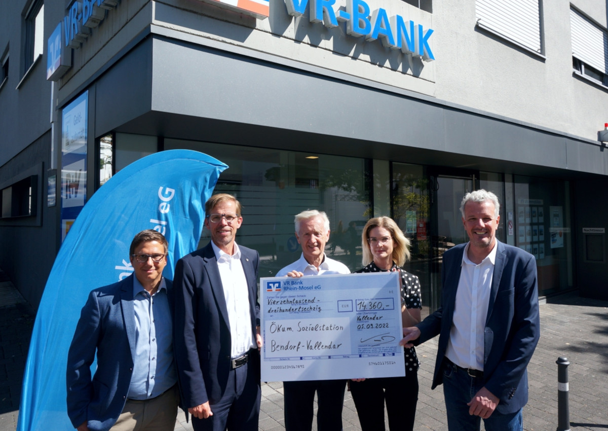 Von links: Marc Opper, Teamleiter der VR Bank Rhein-Mosel eG in Vallendar; Michael C. Kuch, Vorstandsmitglied der VR Bank; Fred Eikmeier, Geschftsfhrer der kumenischen Sozialstation; Nadja Beisel, Kaufmnnische Leiterin der Sozialstation; Ulrich Zimmermann, stellv. Aufsichtsratsvorsitzender der VR Bank. (Foto: VR Bank)