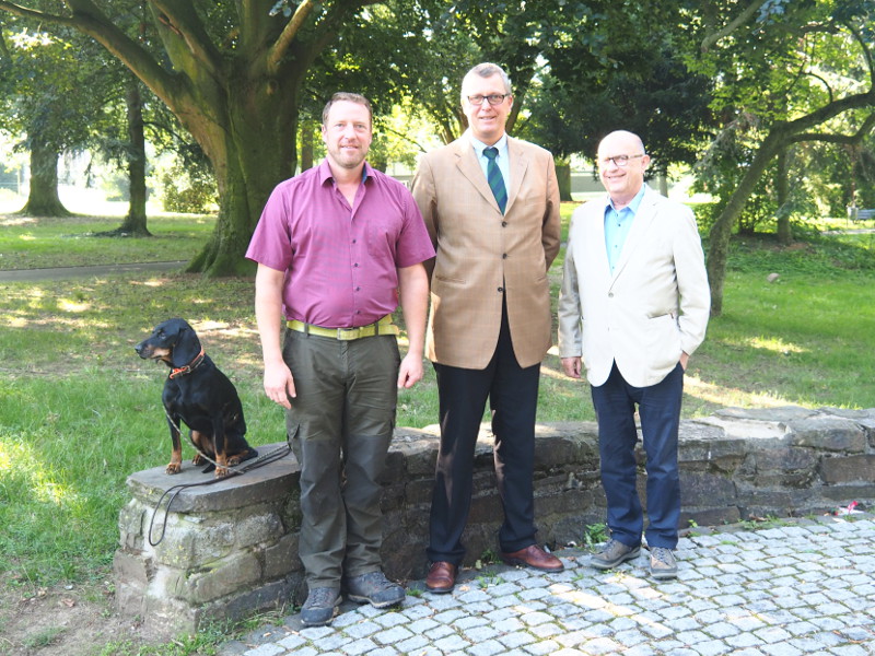Frster Johannes Biwer, Brgermeister Michael Kessler und Kristian Hrstel hoffen, dass weitere Bendorfer einen Wald-Zukunfts-Vertrag abschlieen. Foto: Stadt Bendorf
