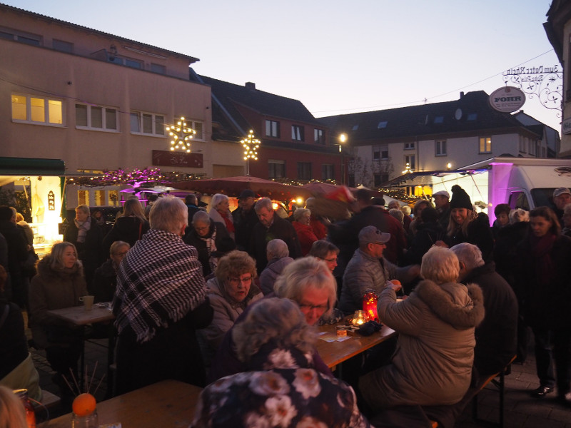 Weihnachtsbaum erstrahlt in voller Pracht