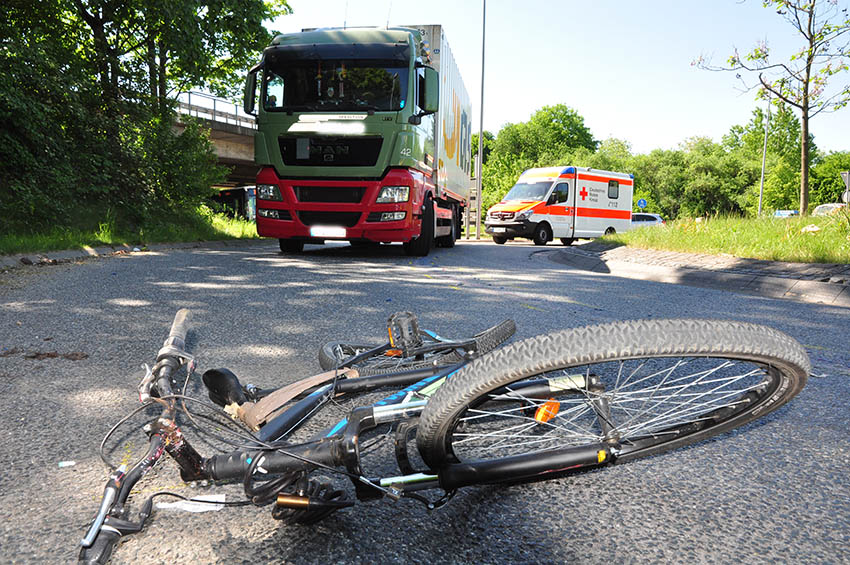 Radfahrer kommt bei Unfall unter LKW