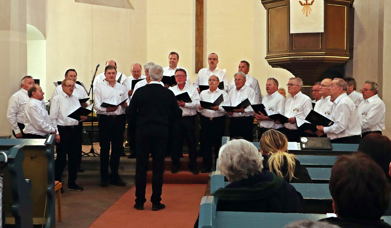 Die Chorgemeinschaft Kirburg-Mrlen-Norken, mit ihrem Chorleiter Andreas Risse. Fotos: Willy Strunk
