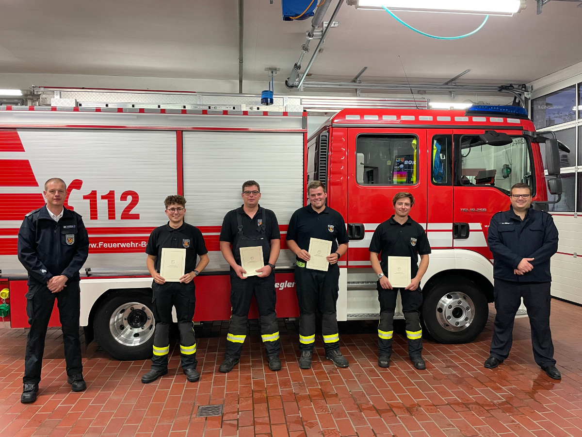 Befrderung zum Hauptfeuerwehrmann: Michael Imhuser, Thilo Kirchhof, Christian Jungbluth, Marius Hsch, Thorge Kirchhof, Pascal Mller (von links). (Fotos: Lschzug Berod)