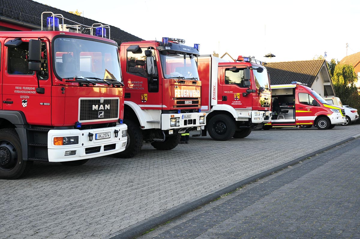 Fahrzeuge vor dem Gertehaus Horhausen. (Bilder: kk)