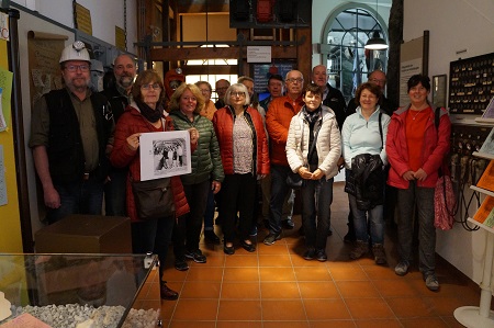 Die Gruppe der Heimatvereine Neunkirchen und Pausa am Schacht des Bergbaumuseums. (Foto: Bergbaumuseum)
