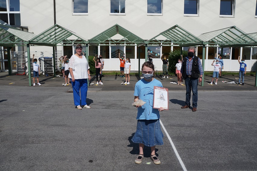 Gewinnerin Maike Schmidt mit ihrer Klasse und Klassenlehrerin Dagmar Langenbach (l) sowie Museumsleiter Achim Heinz (r) bei der Preisverleihung. (Foto: Bergbaumuseum des Kreises Altenkirchen)