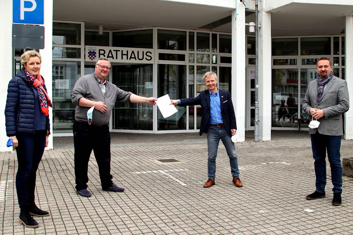 bergabe der Unterschriftenliste gegen die geplante Einbahnstraenregelung in der Berliner Strae. Von links: Katja Kramer-Dimann, Hans-Joachim Kniebes, Brgermeister Otto Neuhoff und Erster Beigeordneter Holger Heuser. Foto: Stadt Bad Honnef