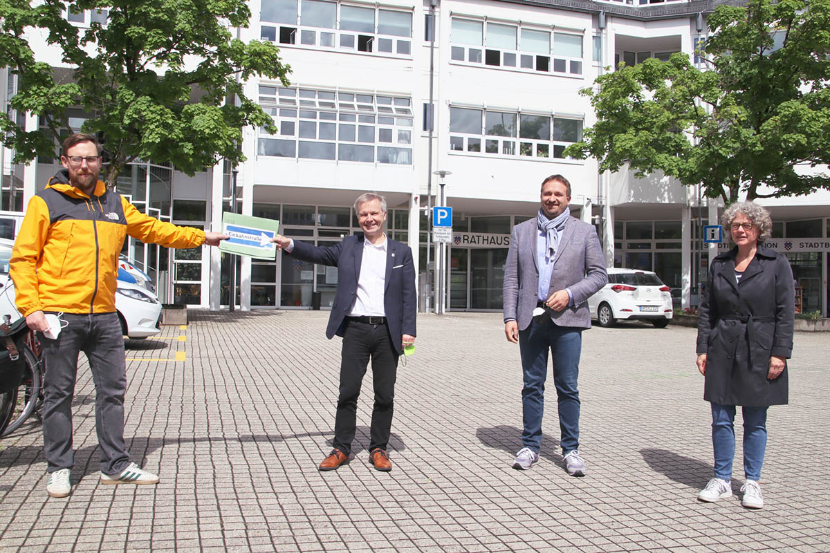 Thomas Zander (links), Sprecher der Initiative fr die Einbahnstraenregelung in der Berliner Strae, bergibt Brgermeister Otto Neuhoff die Unterschriftenliste  rechts daneben: Erster Beigeordneter Holger Heuser und Marion Kamper (Anwohnerin der Berliner Strae). Foto: Stadt Bad Honnef