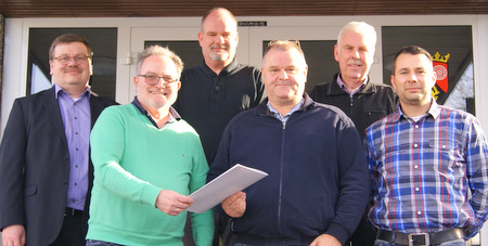 Gratulation zum silbernen Dienstjubilum (von links): Broleiter Klaus Becher, Brgermeister Michael Wagener, Bauhofleiter Andreas Reifenrath, Jubilar Bernd Herzog, Bauamtsleiter Karl-Heinz Henn und der Personalratsvorsitzende Michael Herzog trafen sich zu einer Feierstunde. (Foto: VG-Verwaltung Wissen) 