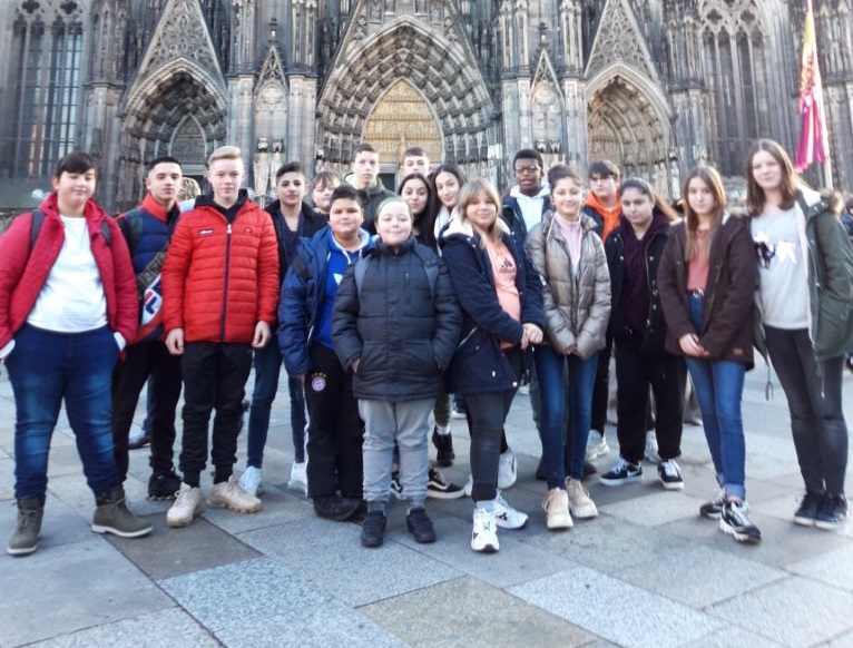 Die Schler der "Bertha" vor dem Klner Dom (Foto: Schule)