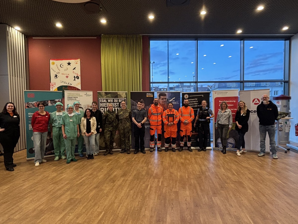 Im Jugendzentrum Big House stellten sich verschiedene Berufsgruppen, die in ihrem Arbeitsalltag Uniform tragen, vor. (Foto: Svea Christ)