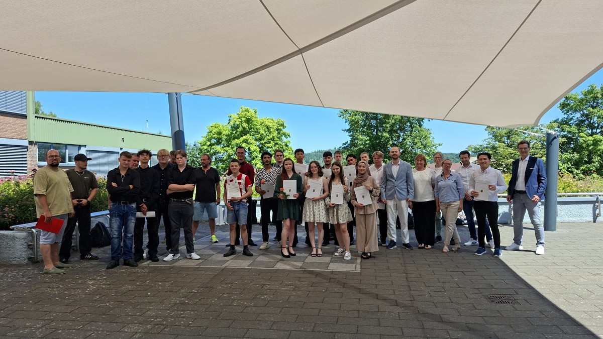 Schlerinnen und Schler im Berufsvorbereitungsjahr der BBS Wissen haben ihre Zeugnisse erhalten und feiern ihren Abschluss. Foto: BBS Wissen