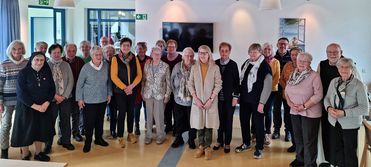 Beim Besinnungstag hatten die Teilnehmenden wieder Gelegenheit, neue Kraft fr ihr caritatives Engagement in den Pfarreien, Caritas-Einrichtungen und -Diensten zu tanken. Gemeinsam mit Pater Guido Dupont OCist (2. von rechts) stellten sie sich in Hachenburg die Frage, wo Gott wohnt. Foto: Caritas