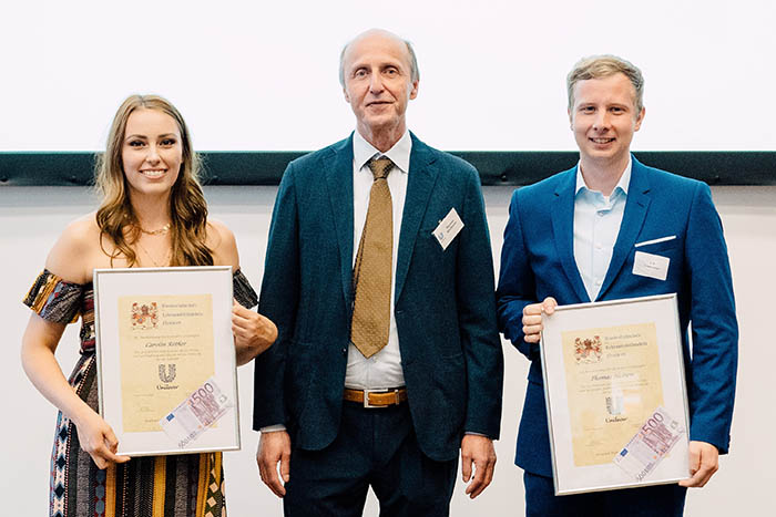 Die beiden Besten: Thomas Heinen fr die Handelsbetriebswirte mit einem Notenschnitt von 1,6 und an Carolin Rther fr die Handelsfachwirte mit einem Notenschnitt von 1,5. Fotos: Simon Zimpfer