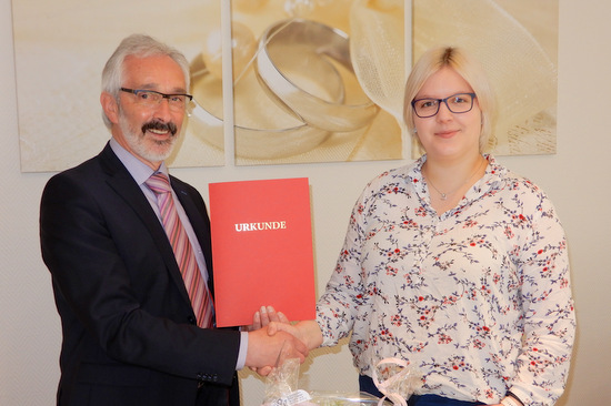 Brgermeister Wolfgang Schneider gratuliert Lena Hombach zur neuen Aufgabe. (Foto: Verbandsgemeinde Daaden-Herdorf)