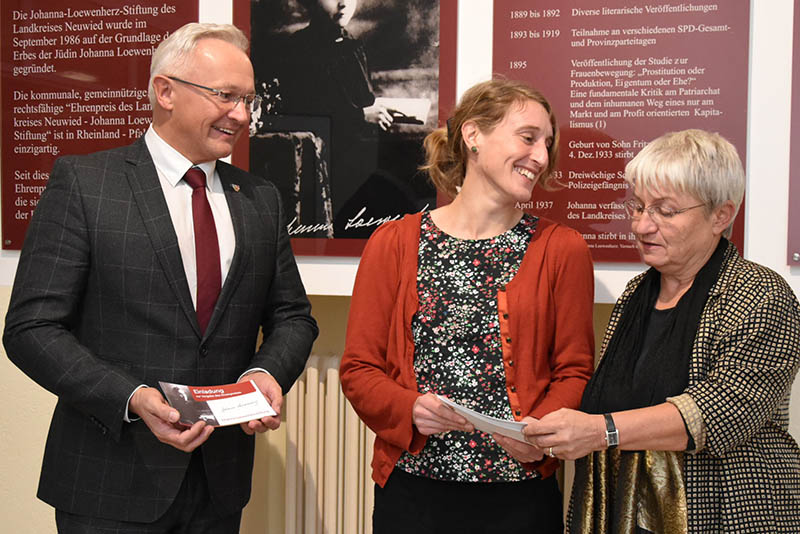 Der Einladung von Landrat Achim Hallerbach (links) und der Gleichstellungsbeauftragten Doris Eyl-Mller (rechts) zu einem persnlichen Kennenlernen vor der Preisverleihung der Johanna-Loewenherz Stiftung, am 12. Mrz 2020, war die Ehrenpreistrgerin, Katrin Ptz gerne gefolgt. Foto: Kreisverwaltung