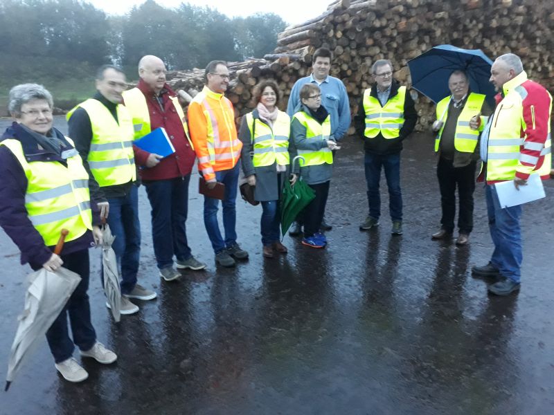 Firmenbesuch. Markus Mann (4. von links), Gabriele Greis (5. von links) und die Landtagsabgeordnete Dr. Tanja Machalet (6. von links). Foto: privat