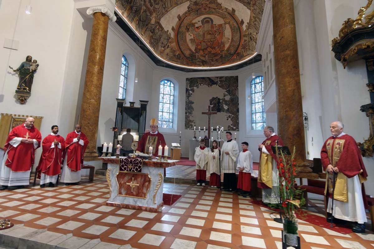 Kardinal Woelki (Mitte) zelebrierte, unterst�tzt von weiteren Geistlichen, die Messe (Fotos: kk�)