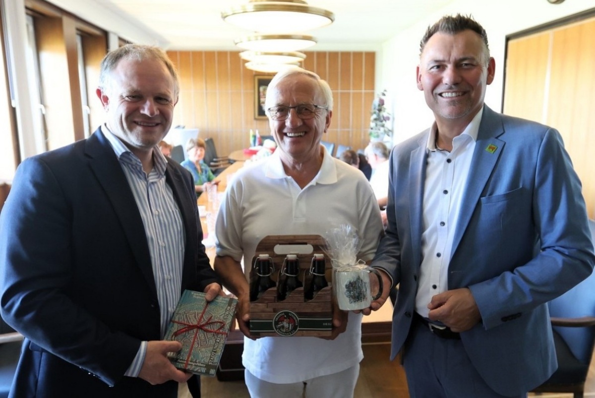 Gern gesehene G�ste: Oberb�rgermeister Jan Einig (links) freute sich dar�ber, seinen G�strower Amtskollegen Sascha Zimmermann (rechts) und den Vorsitzenden des Partnerstadtvereins G�strow Peter Christian Schmidt in Neuwied begr��en zu d�rfen. (Fotos: J�rg Niebergall)