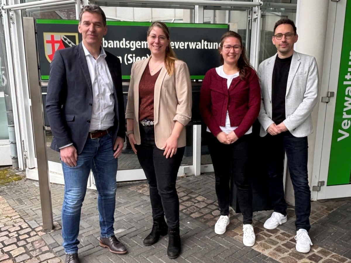 Wirtschaftsf�rderung Kirchen und BBS Wissen wollen die Kooperation vertiefen. Von links: Burkhard Schneider (Schulleiter BBS Wissen), Carina Hussing (Lehrerin BF I), Riccarda Vitt (Mitarbeiterin WfK), Tim Kraft (Leiter Wirtschaftsf�rderung). (Foto: VG Kirchen/Susanne Schmidt)