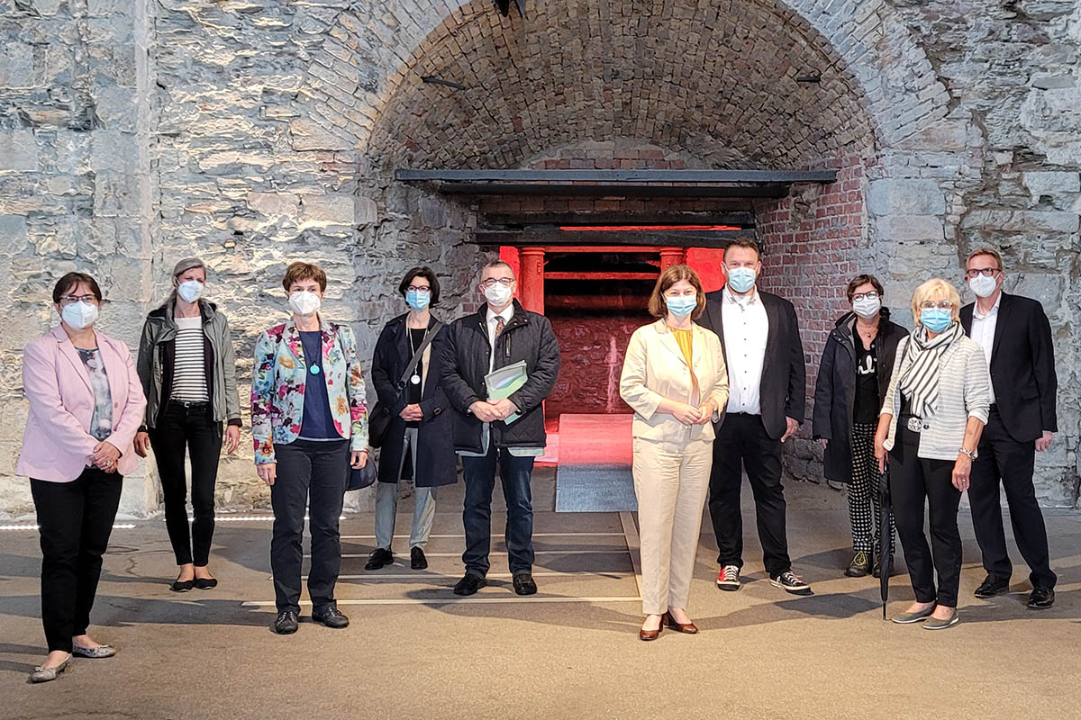 Von links: Dr. Heike Otto, Generadirektorin GDKE, Steffi Zurmhlen, Geschftsfhrerin Sayner Htte, Rita Emde, Prokuristin der WFG, Dr. Andrea Stockhammer vom Ministerium fr Wissenschaft, Weiterbildung und Kultur, Landrat Dr. Alexander Saftig, Staatssekretrin Nicole Steinga, Brgermeister Christoph Mohr, Museumsleiterin Barbara Friedhofen, Rehlinde Glckner, Vorsitzende Freundeskreis Sayner Htte, Werner Prmm, Fachbereichsleiter. Foto: Stadt Bendorf