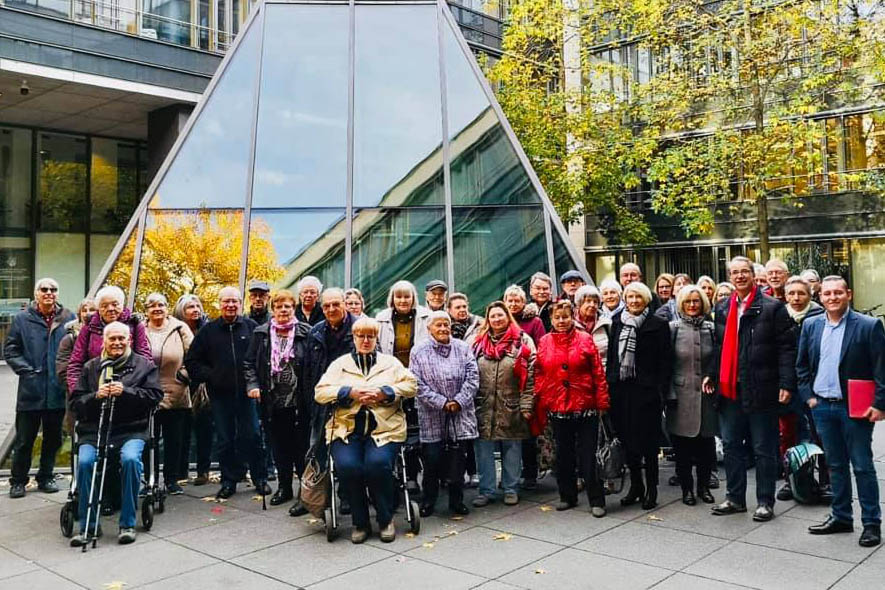 Die Besuchergruppe aus Neuwied gemeinsam mit Sven Lefkowitz (zweiter von rechts) im Innenhof des Mainzer Abgeordnetengebudes.