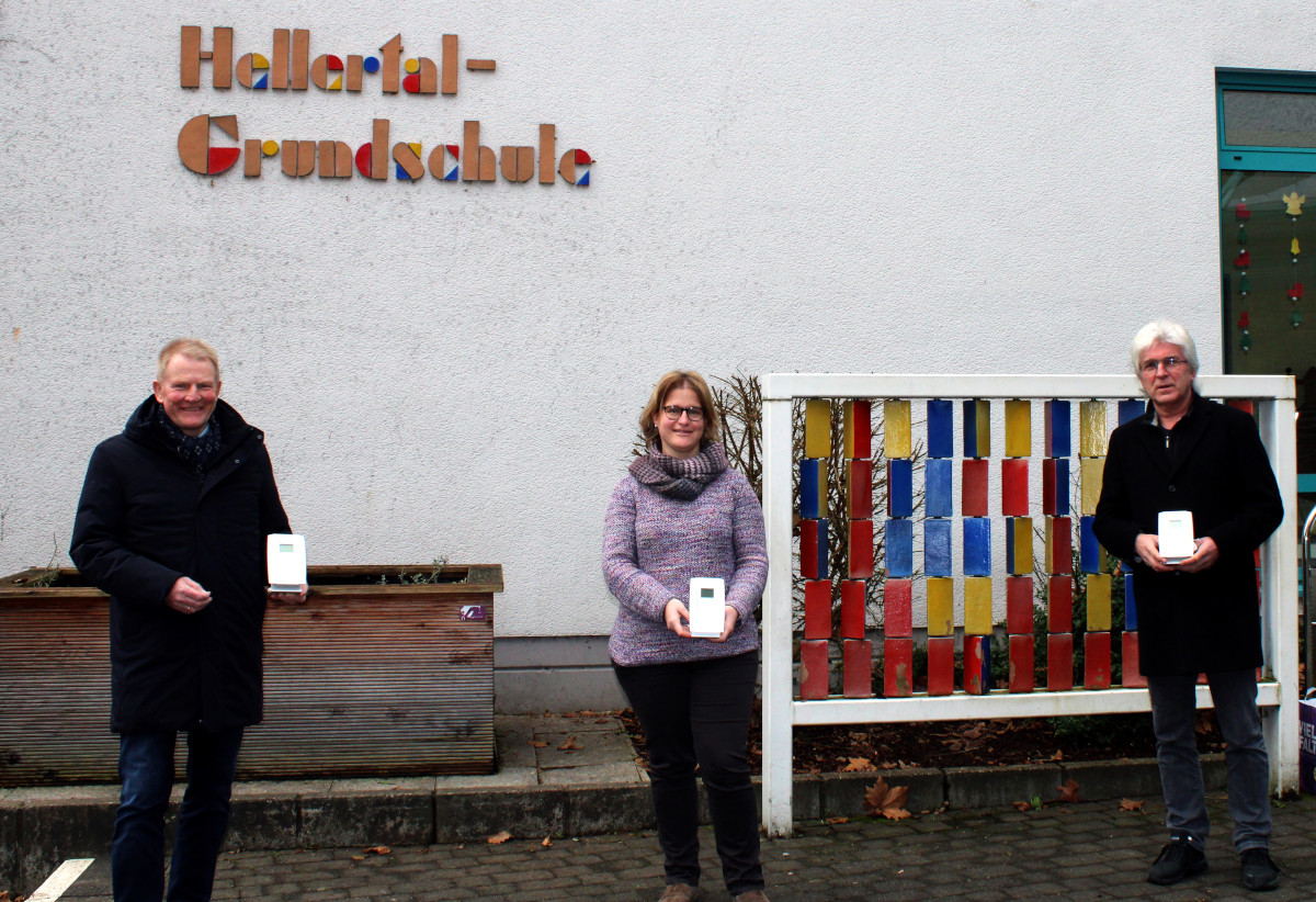 Brgermeister Bernd Brato, Schulleiterin Stefanie Schellmann und Ortsbrgermeister Rudolf Staudt bei der bergabe der CO2-Ampeln fr die Hellertal-Grundschule in Alsdorf. (Foto: VG Betzdorf-Gebhardshain)