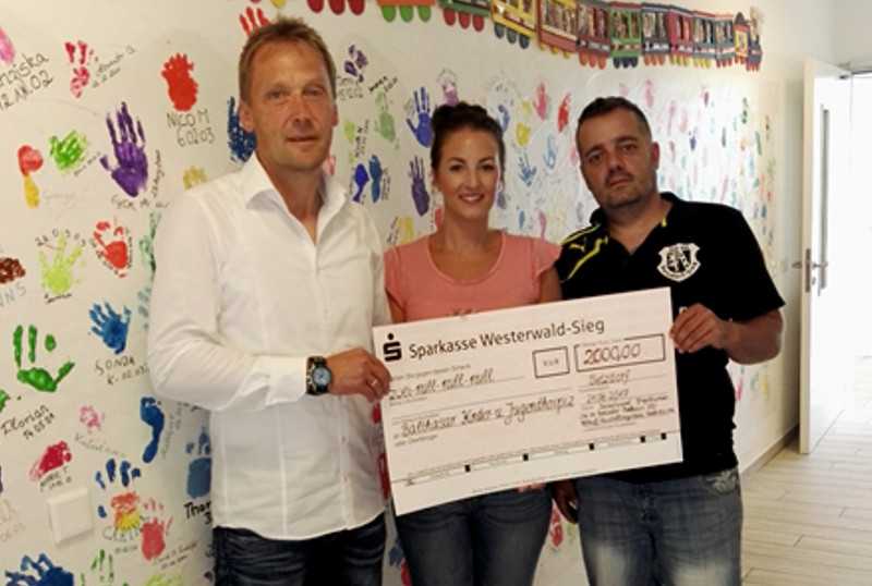 Eine Spende von 2.000 Euro konnten die Vorstandsmitglieder der SG 06 Betzdorf Udo Althoff und Daniel Becker fr das Kinderhospiz Balthasar an Lisa Marie Vetter bergeben. Der Besuch beeindruckte die SG-Vertreter so sehr, dass man spontan beschloss, auch in Zukunft ein Benefizspiel in das Programm des Pfingstturniers zu integrieren. Foto: Verein