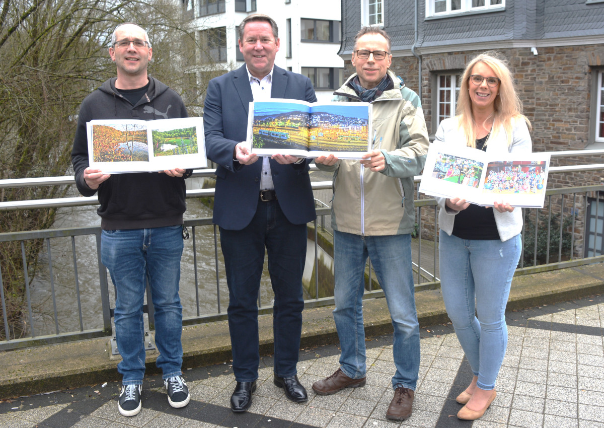 Marc Rosenkranz, Joachim Brenner, Markus Dring und Janine Dietershagen (von links) halten stolz den Bildband "Im Licht" in Hnden. (Foto: Wolfgang Rabsch)