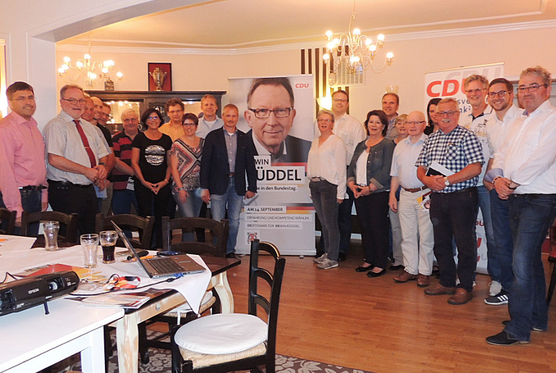 Fr ein Training der Wahlkmpfer war Marian Bracht (Foto, 2. von rechts), Kampagnenreferent der CDU-Bundesgeschftsstelle, in den Kreis gekommen.