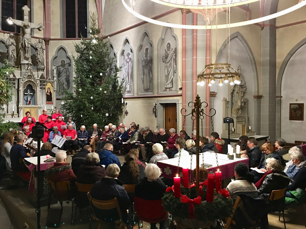 Im letzten Jahr gestaltete der Tafelchor der evangelischen Kirchengemeinde unter Leitung von Pfarrerin Anja Karthuser eine Andacht in der Ignatiuskirche musikalisch. Foto: Privat
