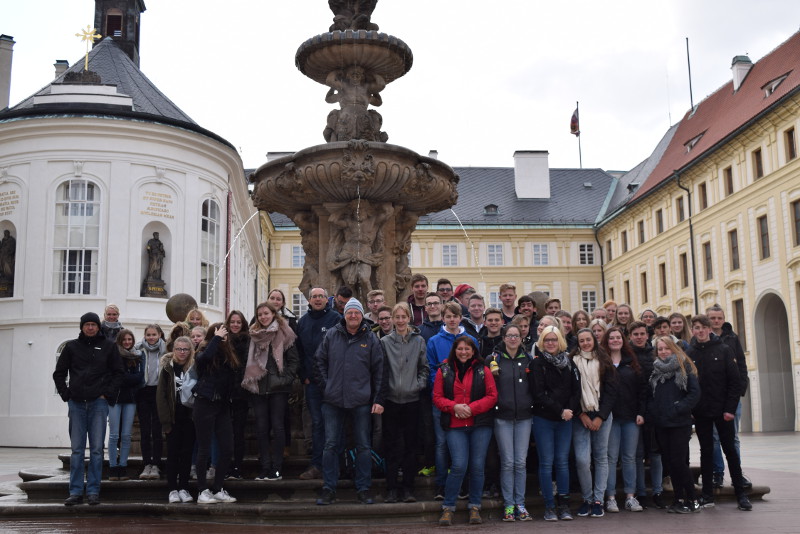 Die Gruppe machte Halt auf der Burganlage Hradschin. Foto: Privat