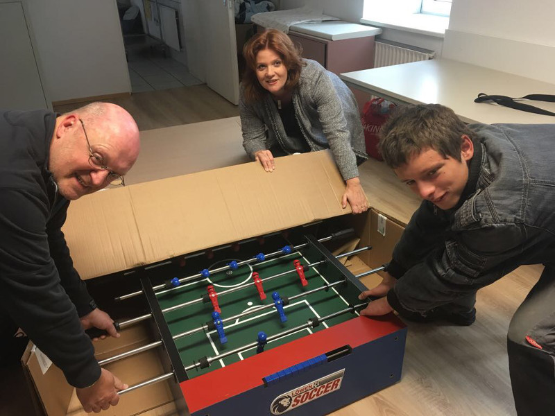 Im Betzdofer Jugendtreff herrschte Verwunderung: Der Kicker kam per Paket. Foto: Privat