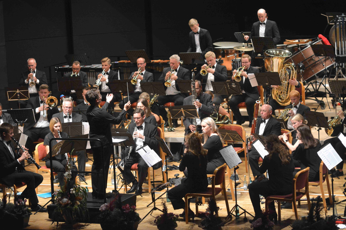 Viel Beifall bekam das sinfonische Blasorchester bei seinem gelungenen Auftakt in der Stadthalle. (Fotos: tt)
