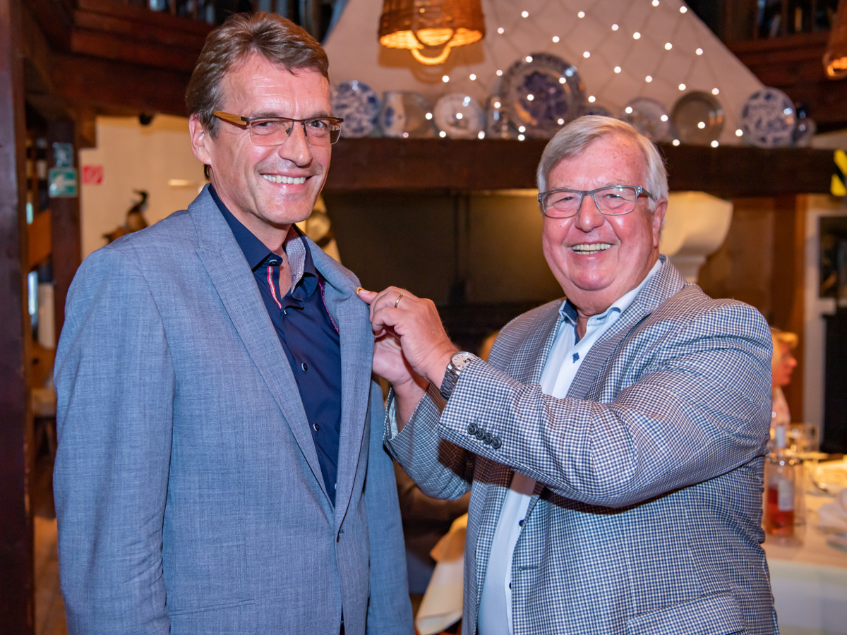 Rudolf Schwan (rechts) heftet dem neuen Prsidenten Andreas Reingen die Prsidentennadel ans Revers. (Foto: Ingo Gerlach/LC Westerwald)
