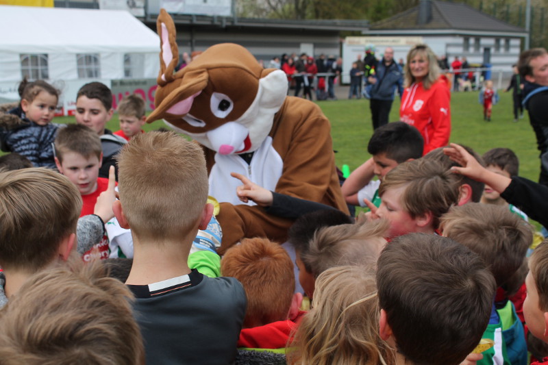 Der Osterhase hchstpersnlich war beim Osterstadionfest in Betzdorf mit von der Partie. Foto: Verein