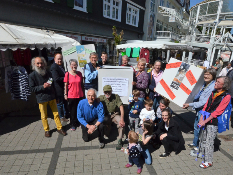 Die Mitarbeiter des Weltladens Betzdorf baten ihre Mitbrger auf dem Wochenmarkt um Untersttzung bei einer Unterschriftenaktion. Foto: Privat