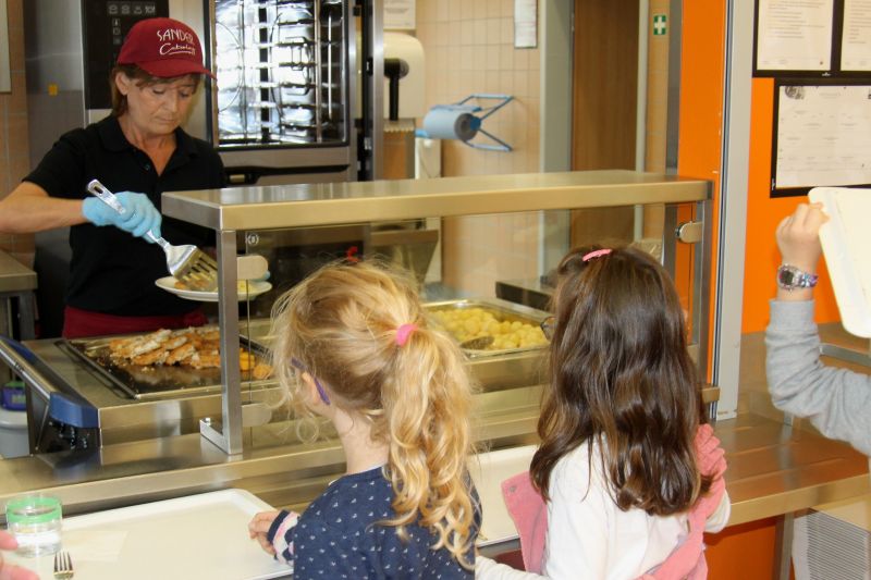 In der Mensa an der Waldschule in Montabaur-Horressen: Das Mittagessen ist mehr als reine Nahrungsaufnahme. Die Kinder lernen respektvollen Umgang mit Lebensmitteln und mit ihren Tischnachbarn. Foto: VG Montabaur