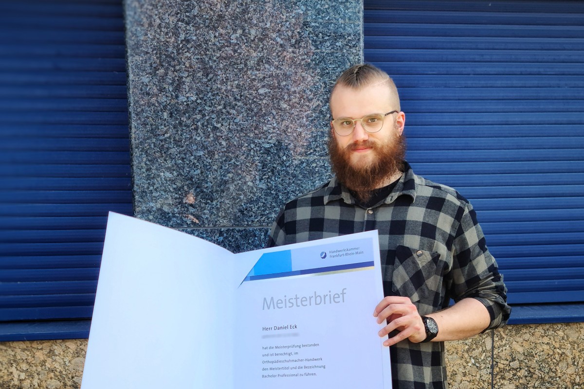 Nach seinem Meistertitel vor wenigen Jahren bleibt Orthopdieschuhmacher Daniel Eck weiter auf Erfolgskurs: Als "Geprfter Betriebswirt (HwO)" hat er nun die hchste Fortbildung im Handwerk bei der Handwerkskammer Koblenz erfolgreich abgeschlossen. (Fotos: privat/Daniel Eck)