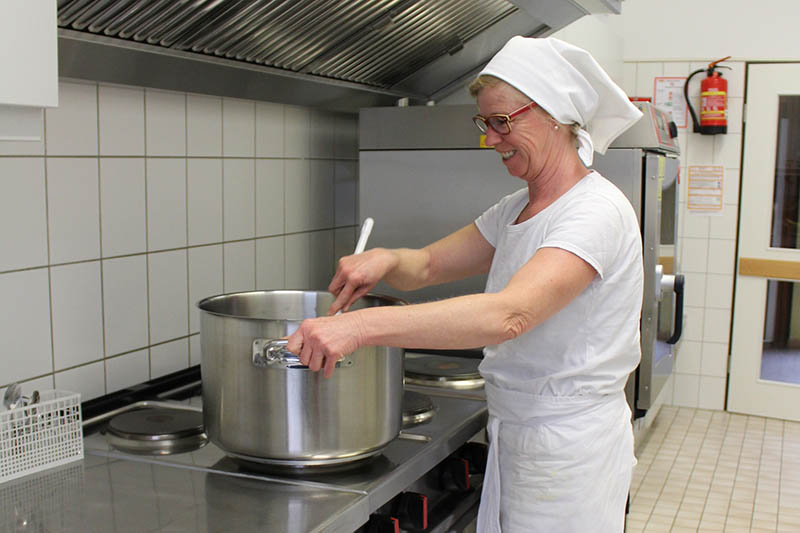 Hauswirtschaftskraft Bettina Beicht bereitet im Kinderhaus St. Matthias in Neuwied das Essen fr mehr als 70 Kinder zu. Foto: privat